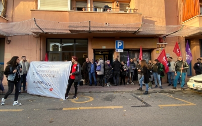 Els concentrats davant la seu d'ActuaVallès | Helena Molist